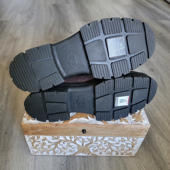 UGG Ashton Chelsea Waterproof Suede Boot - Picture 9 of 9